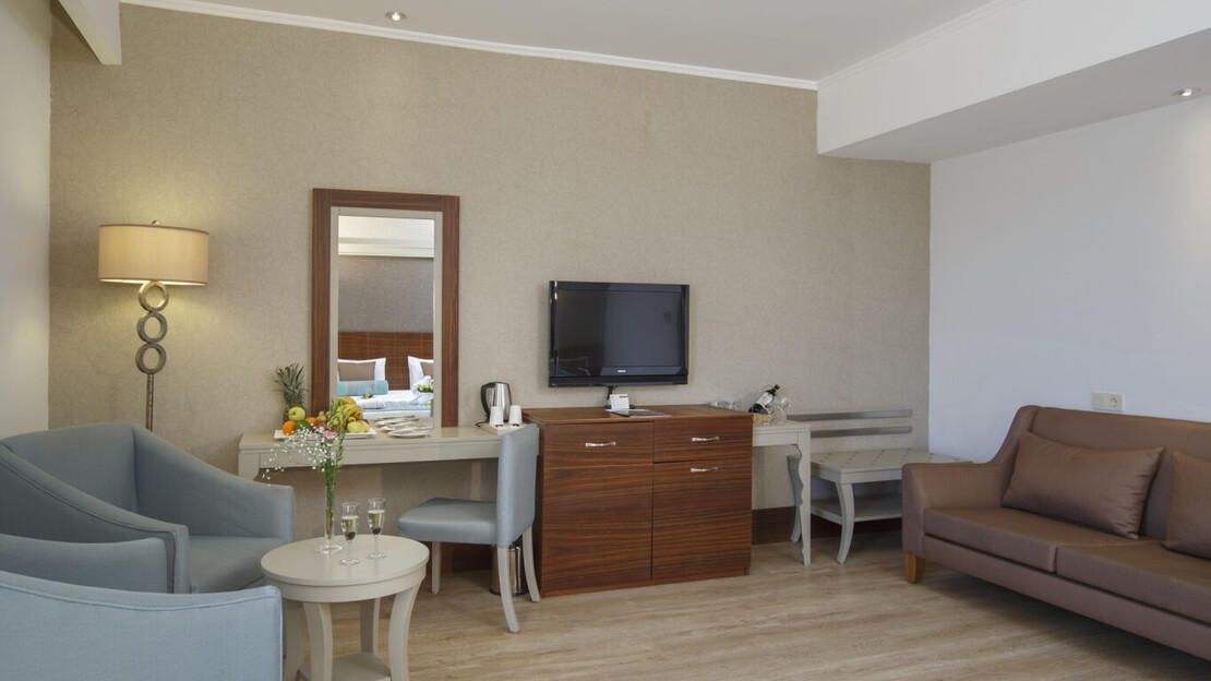 Side Crown Charm Palace